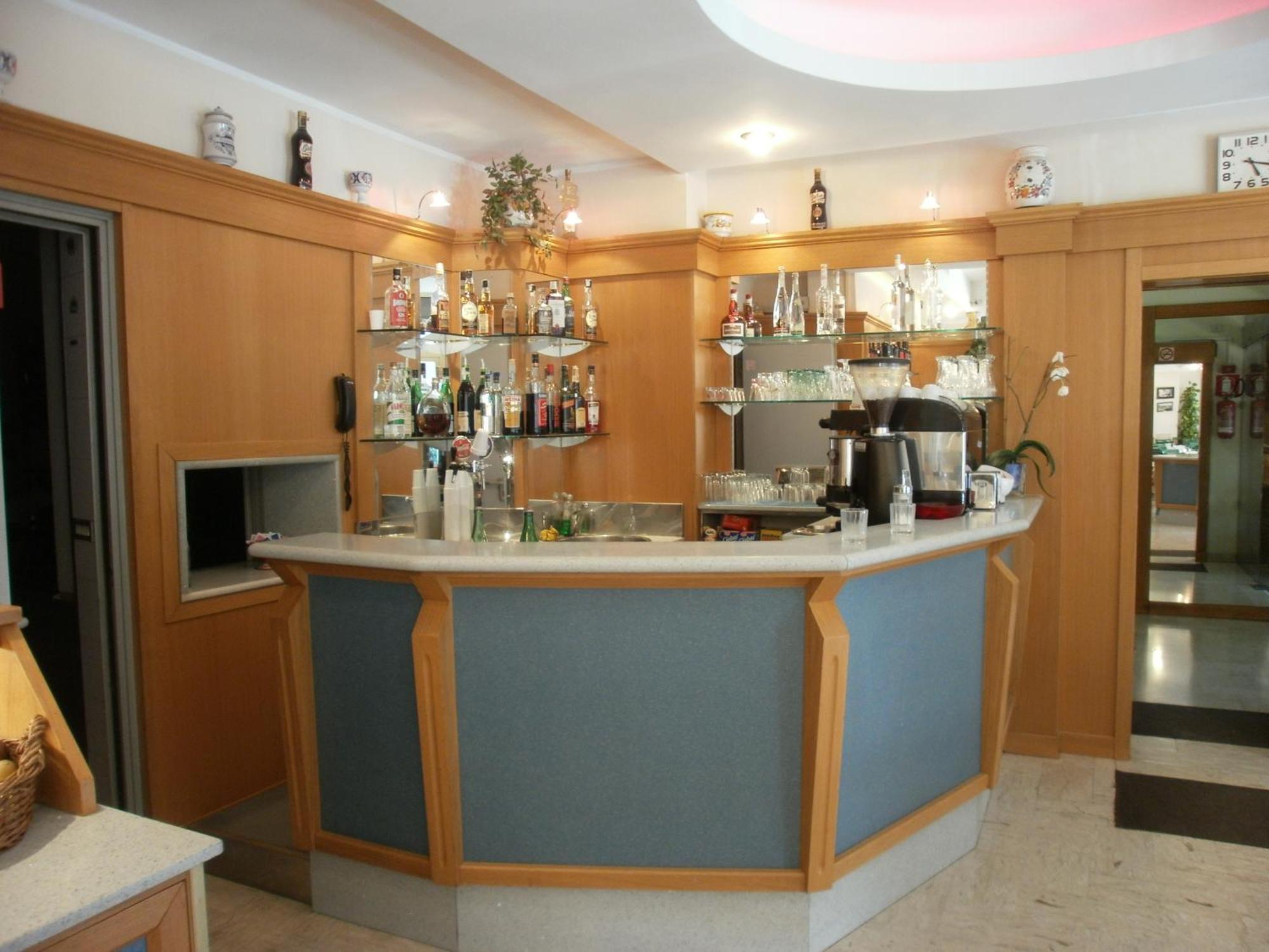 Hotel Manzoni Перуджа Екстериор снимка